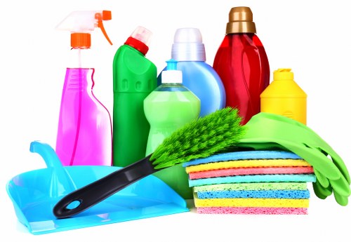 Professional carpet cleaner working in a Harringay home
